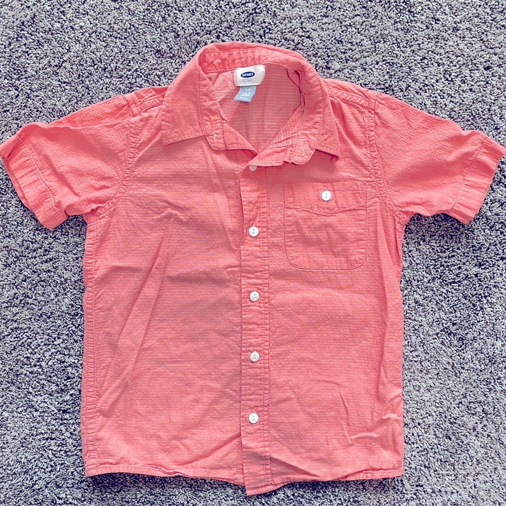 Boys Old Navy salmon colored button down short sleeved polo shirt size s (6-7)